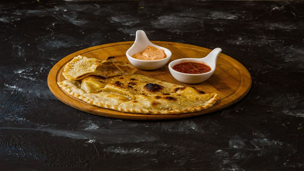 The Envelope vs. The Potli: Mastering Gobi Paratha Folds for No Spillage